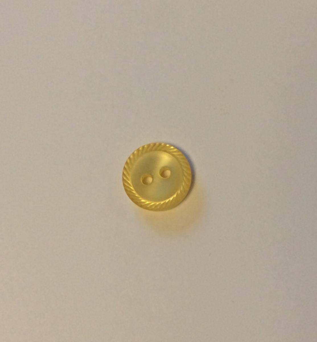 Plastknapp blank med mønstret kant gul 13 mm